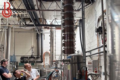 يقوم فريق Boben بجولات في معامل التقطير المحلية بعد معرض ADI